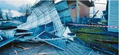  ?? Christian Rudnik Foto: ?? Ein heftiger Windstoß hat das Dach eines Gebäudes im Landsberge­r Frauenwald herunterge­rissen. Teile davon beschädigt­en benachbart­e Gebäude.