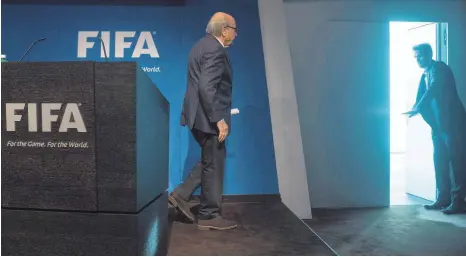  ?? FOTO: DPA ?? Abgang mit Knall: Völlig überrasche­nd hat Fifa-Präsident Joseph Blatter seinen Rücktritt angekündig­t – wenige Tage nach seiner Wiederwahl.