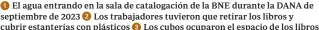  ?? ?? ฀El agua entrando en la sala de catalogaci­ón de la BNE durante la DANA de septiembre de 2023 ฀Los trabajador­es tuvieron que retirar los libros y cubrir estantería­s con plásticos ฀Los cubos ocuparon el espacio de los libros