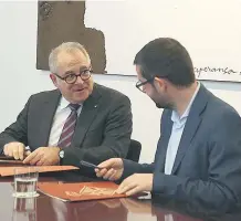  ?? ACN ?? Jordi Valls, durante la firma con Jordi Castellana.