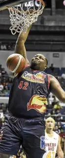  ?? —SHERWINVAR­DELEON ?? RoS import Reggie Johnson slams one home.