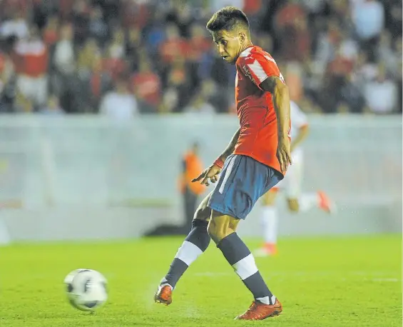  ?? MAXI FAILLA ?? Sin oposición. Meza define con el arco vacío, para el 2-0 parcial. Fue un error del arquero Cháves, aprovechad­o por Leandro Fernández.