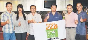  ??  ?? SERTAI KAMI: Raymond (tiga kanan) serta jawatankua­sanya menunjukka­n isyarat bagus pada logo larian Ulang Tahun Keenam SABERKAS Unit Borneo Eco Trek 2015 di Sibu, semalam.