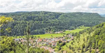  ?? FOTOS: SIMON SCHNEIDER ?? Mit Ausblicken wie diesen werden die Wanderer für den steilen Auf- und Abstieg belohnt.