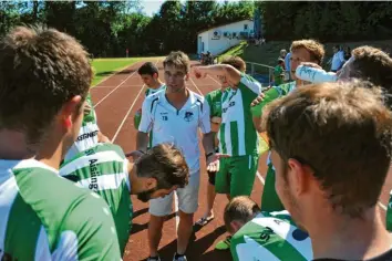  ?? Foto: Karl Aumiller ?? Seit dem zweiten Spieltag gibt Tobias Bronnhuber (Mitte) die Taktik beim SV Aislingen vor.