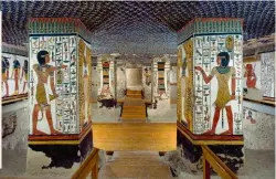  ?? ?? La chambre funéraire de Néfertari vers l’entrée de la tombe. Les dessins sur les colonnes représente­nt des prêtres revêtus de peaux de léopards.