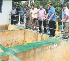  ??  ?? Snowdan (third right) visits the Balai Ringin water treatment plant, accompanie­d by JBALB personnel and local community leaders.