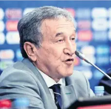  ??  ?? Carlos Alberto Parreira no ve a un extranjero dirigiendo Brasil.