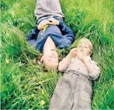  ??  ?? Astrid Lindgren (Alba August) mit ihrem uneheliche­n Sohn Lasse.