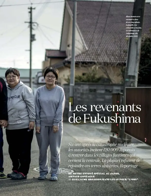  ??  ?? Hisae Kamata avec son mari et deux de ses cinq enfants. La famille s’est réinstallé­e à Naraha, à 15 kilomètres de Fukushima, dès décembre 2015.