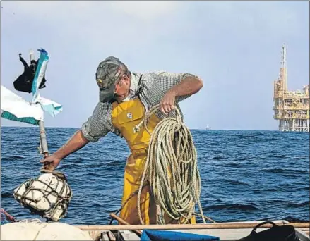  ?? PEDRO MADUEÑO / ARCHIVO ?? Un pescador faenando a pocos kilómetros de la plataforma marina Castor, junto al reservorio de gas
