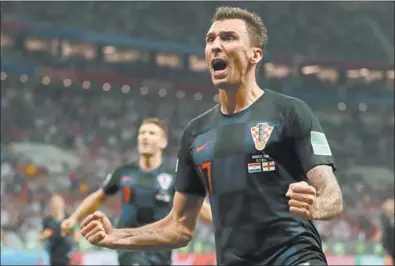  ??  ?? Minuto 109. Mario Mandzukic festeja el gol que le dio la victoria a la selección croata en el alargue