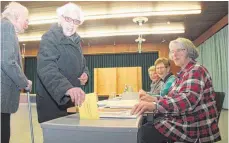  ?? FOTO: DOROTHEA HECHT ?? Helga Reuchlen gibt in Maria Königin ihre Stimme ab.