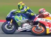  ?? ANSA ?? Il discusso contatto Rossi-Marquez a Sepang