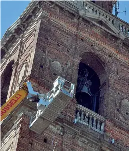  ??  ?? Il progetto
I lavori al campanile della chiesa parrocchia­le di Caravaggio: risale al 1500 ed è il più alto della Bassa. Sarà pulito e dotato di un impianto elettrosta­tico anti volatile. L’obiettivo è riuscire, un giorno, a renderlo visitabile