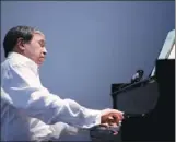  ?? FELIX BROEDE / DEUTSCHE GRAMMOPHON ?? Murray Perahia plays in a concert. The pianist has given a recital recently in Beijing.