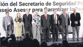  ??  ?? Andrés Manuel López Obrador, precandida­to de Morena a la Presidenci­a de México, presentó ayer al que, de ganar, será su secretario de Seguridad Pública y a cinco personas más que integrarán su Consejo Asesor para Garantizar la Paz.