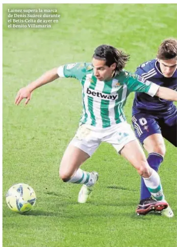  ??  ?? Lainez supera la marca de Denis Suárez durante el Betis-Celta de ayer en el Benito Villamarín