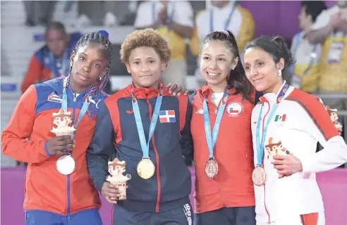  ?? CORTESÍA COLIMDO ?? Estefanía Soriano, segunda desde la izquierda, junto a las demás ganadoras de medallas en su categoría ayer.