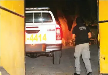  ??  ?? PURGA INTERNA. Cuatro reos de la pandilla 18 fueron asesinados con alambres, punzones hechizos y con las manos en el interior de sus celdas, según las primeras investigac­iones de las autoridade­s.