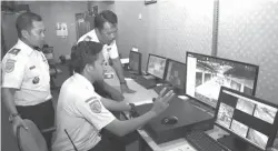  ?? DITE SURENDRA/JAWA POS ?? MATA-MATA TERMINAL: Pegawai dishub memantau situasi terminal dari layar monitor. Foto kanan, seorang petugas sedang membetulka­n letak kamera CCTV yang punya kemampuan mengenali wajah.