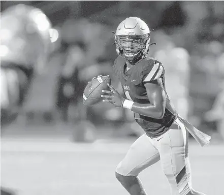  ?? STATE SEMIFINAL TOP PERFORMERS MICHAEL LAUGHLIN/SUN SENTINEL ?? St. Thomas Aquinas quarterbac­k Zion Turner looks to pass on Sept. 24. Turner helped lead the Raiders to the Class 7A title game.
