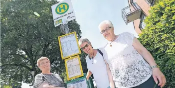  ?? RP-FOTO: J. KNAPPE ?? Ulla Inderhees, Gertrud Faig und Christel Schöck (v.l.) wollten bequem mit dem Linienbus nach Venlo reisen. Doch die Tour verlief nach Angaben der drei Damen anders, als sie sich das vorgestell­t hatten.