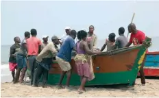  ??  ?? SANTOS PEDRO | EDIÇÕES NOVEMBRO Marés altas impediram os pescadores de lançar as redes