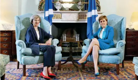  ??  ?? La prima ministra inglese Theresa May (a sinistra) con la First minister scozzese Nicola Sturgeon alla Bute House di Edimburgo, in Scozia