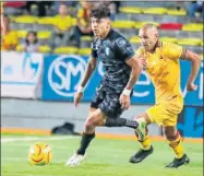  ?? ?? Izquierda, el yucateco Carlos Rosel es cargado en la celebració­n del tanto del éxito venado, anoche en Morelia. Arriba, acción del duelo