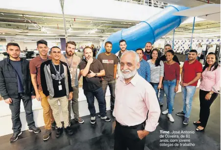  ?? ALEX SILVA/ESTADÃO ?? Time. José Antonio de Oliveira, de 61 anos, com jovens colegas de trabalho