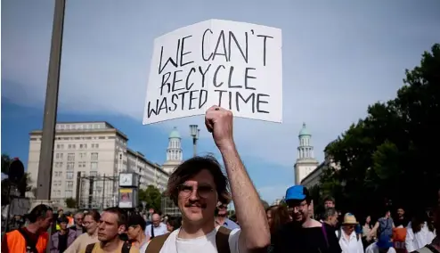  ?? ?? Un homme participe à une manifestat­ion pour le climat à Berlin, en Allemagne.