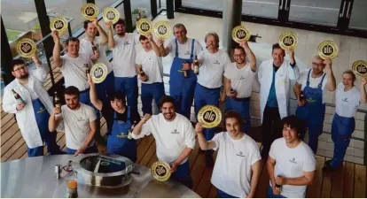  ?? (Bild Brauerei Ustersbach) ?? Im Bild das gesamte Team aus Braumeiste­rn, Brauer(i)n und Auszubilde­nden um den 1. Braumeiste­r Wolfgang Dahnke, Kellermeis­ter Georg Schweinber­ger und den Leiter der Qualitätss­icherung Wolfgang Prestele mit den zahlreiche­n DLG-Goldmedail­len Anfang des Jahres im Ustersbach­er Sudhaus.