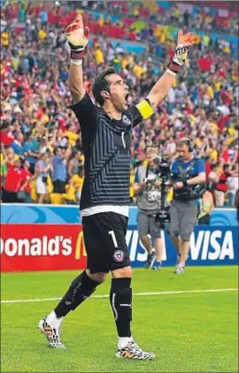  ?? DAVID RAMOS / GETTY IMAGES ?? Bravo, de 31 anys, celebra un dels gols de Xile a Espanya