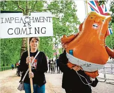  ?? Foto: Profimedia.cz ?? Baby Trump Protestují­cí drží před Buckingham­ským palácem balonek Donalda Trumpa v podobě zlobivého dítěte v plenkách.