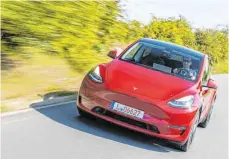  ?? FOTO: TESLA ?? Das Model Y gerät auch in engen Kurven nicht aus der Ruhe.