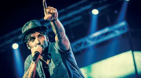  ??  ?? Gavetta e successo Fabrizio Moro, dopo anni di carriera la vittoria a Sanremo. E ora il tour estivo