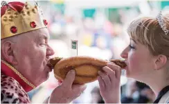  ?? Foto: dpa/Hendrik Schmidt; arifoto UG ?? Nudelkönig­in Patricia I. aus Halle mit ihrer Krone, darunter der Thüringer Bratwurstk­önig Gerhard I. und die Wurstkönig­in Anne