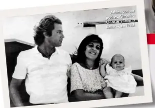  ??  ?? Athina con sus padre s, Christina Onassis y Th i erry Rouss el, en 1985.