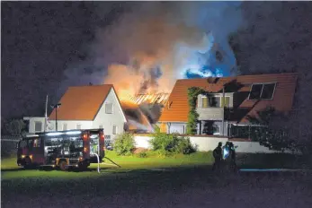  ?? FOTO: FEUERWEHR/ P. SONNTAG ?? Für den Einsatz beim Brand in Blumenau bei Aulendorf benötigte die Feuerwehr 33 Atemschutz­geräte, 48 Flaschen mit Atemluft und 42 Atemschutz­masken.