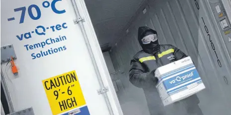  ?? FOTO: DANIEL ROLAND/AFP ?? Transport bei minus 70 Grad: Die Würzburger Firma Va-Q-Tec liefert Container für die teilweise empfindlic­hen Corona-Impfstoffe.