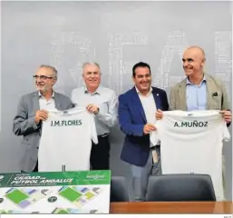  ?? M.G. ?? Muñoz y Flores reciben una camiseta de la selección andaluza.
