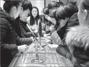  ?? PROVIDED TO CHINA DAILY ?? Consumers browse gold jewelry at a store in Taiyuan, capital of Shanxi province.