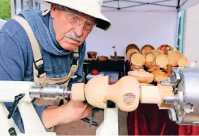  ?? FOTO: UWE MISERIUS ?? Wilfried Friedrichs (74) drechselt seit zehn Jahren. Beim Frühlingsf­est stellte er gestern – zumindest in der regenfreie­n Zeit – sein Kunsthandw­erk vor.