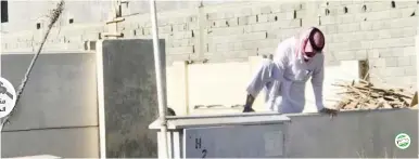  ??  ?? طالبان يقفزان فوق السور لبلوغ حرم جامعة الطائف. (عكاظ)