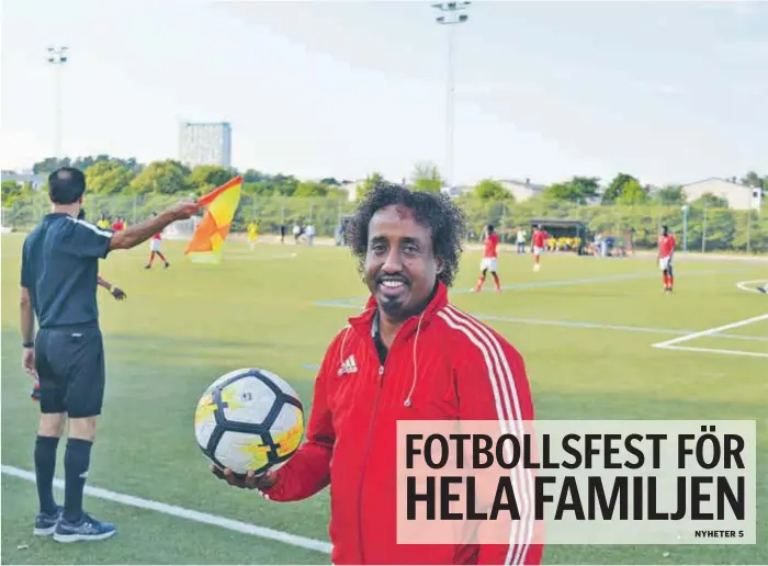  ?? FOTO: JONAS CARLSSON ?? SAMLAS. ”Här möts familjer som inte har träffats på länge”, säger Abdiaziz Egal, en av eldsjälarn­a bakom den somaliska fotbollstu­rneringen Seuki.