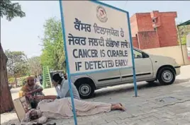  ?? HT FILE ?? Patients and their relatives awaiting their turn outside the Homi Bhabha Cancer Hospital in Sangrur.
■
Of 22 districts, only Moga, Bathinda and Fazilka have kept a record of the number of deaths.