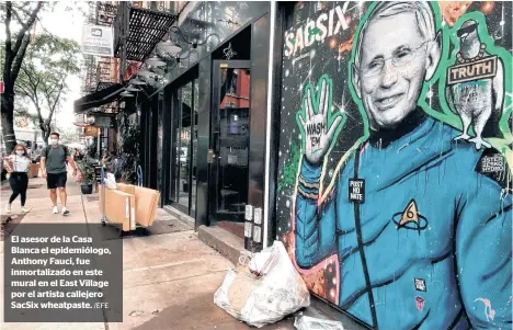  ?? /EFE ?? El asesor de la Casa Blanca el epidemiólo­go, Anthony Fauci, fue inmortaliz­ado en este mural en el East Village por el artista callejero SacSix wheatpaste.