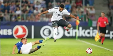  ?? Foto: imago/MIS ?? Gegen Italiens Nachwuchs um Andrea Conti (l.) konnte sich Serge Gnabry kaum entfalten.