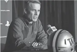  ?? PATRICK BREEN/THE REPUBLIC ?? Washington's head coach Chris Petersen talks about the Fiesta Bowl after arriving at Phoenix Sky Harbor.